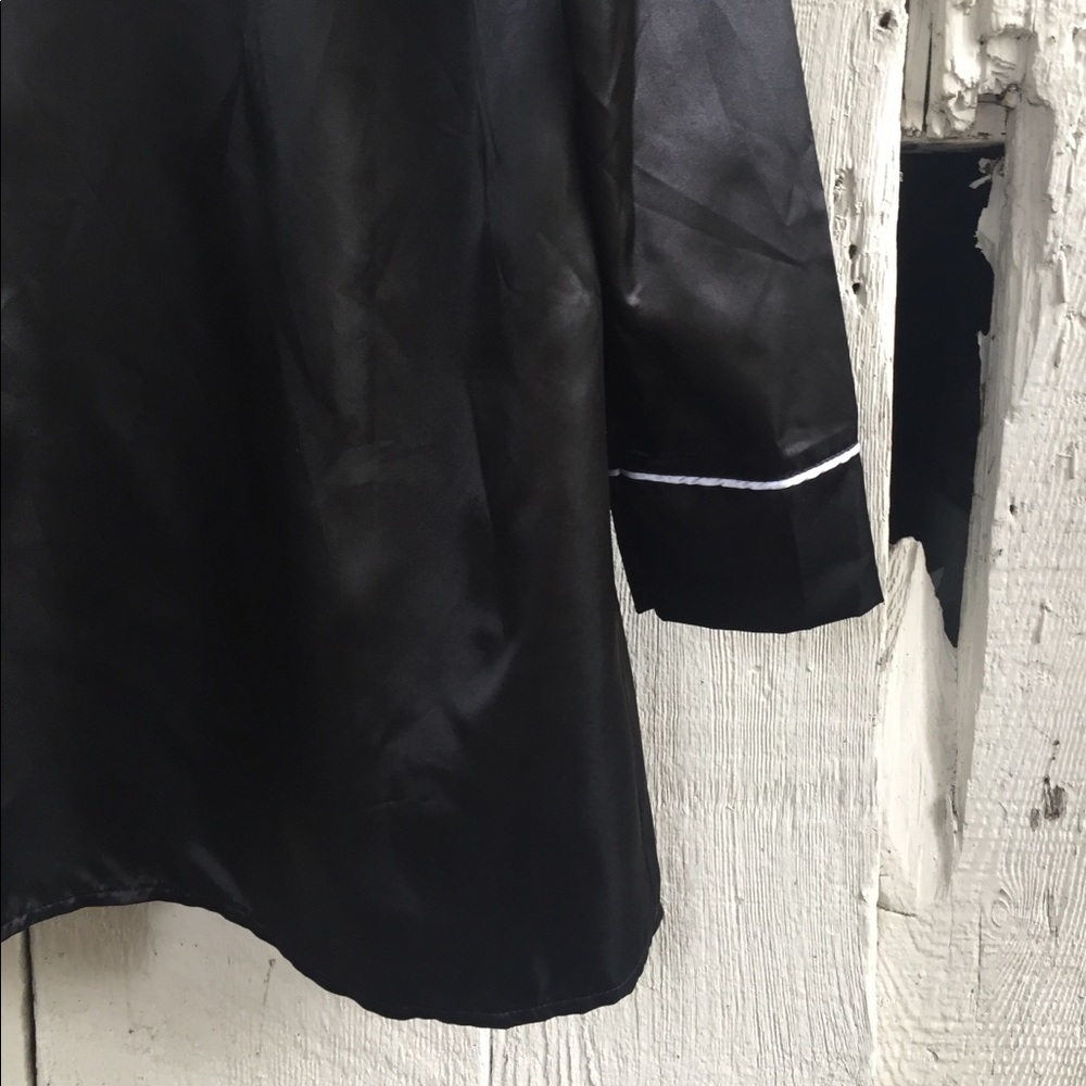 Black Robe - Picture 7 of 7